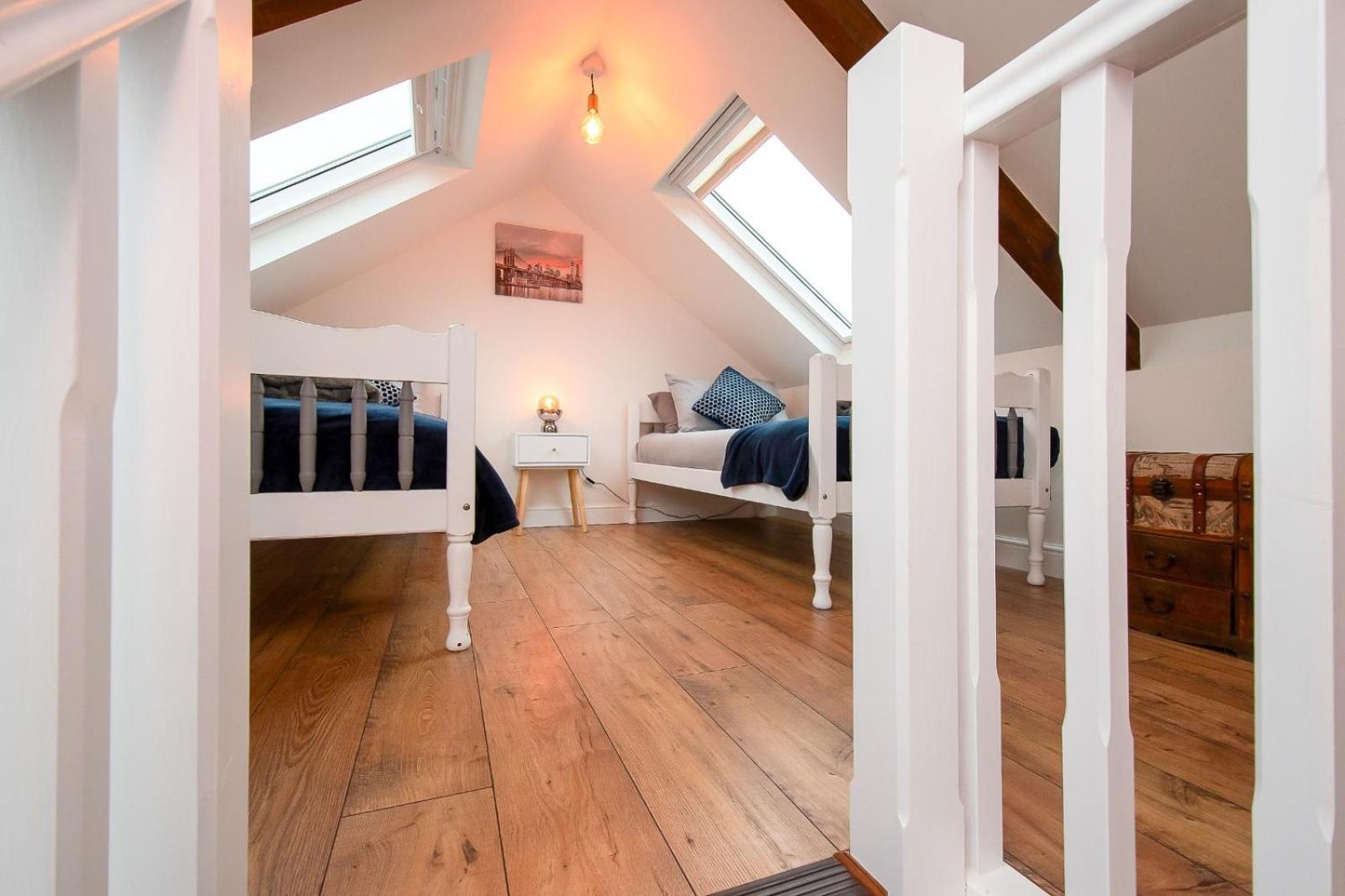 Casa One Hundred - A Beautiful 4 Bed House On The Beach Front スウォンジー エクステリア 写真